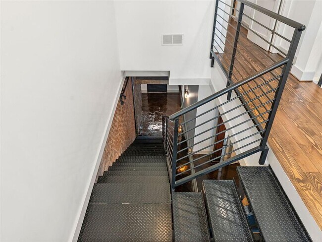 Building Photo - 320 Peters St SW