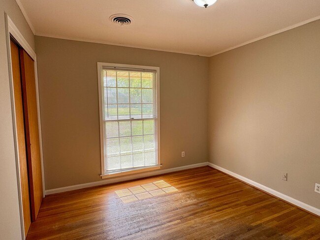 Building Photo - Cute & Cozy 3 Bedroom / 2 Bathroom in Mont...