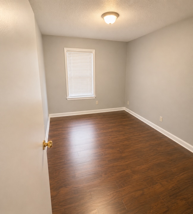 Building Photo - Charming 3 bedroom 1 bath Home - Open To Section 8