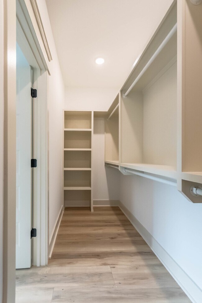 Building Photo - 2 Bed 2.5 Bath End Unit Townhome!