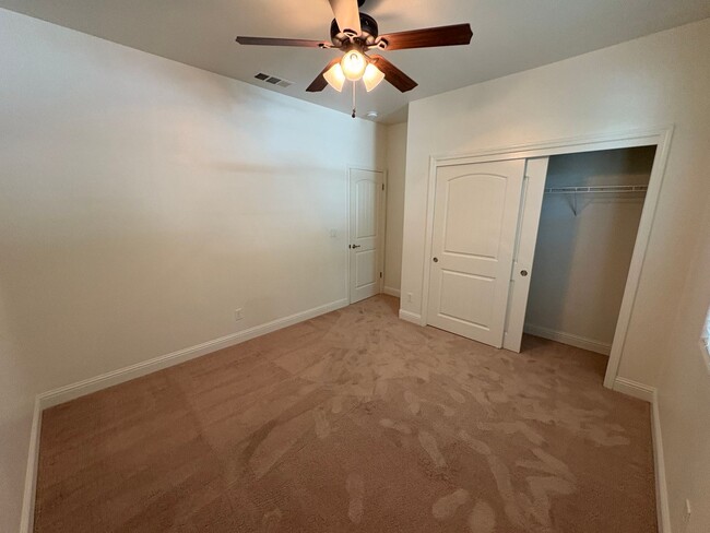 Building Photo - 3 Bedroom Home located NW Visalia!