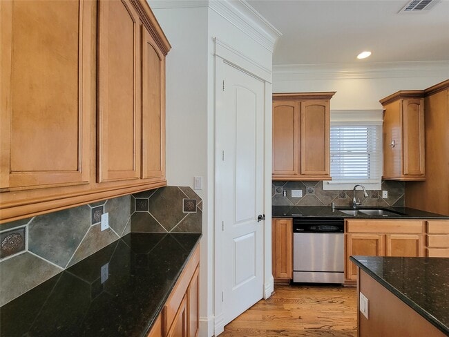 Building Photo - 704 E 9th St