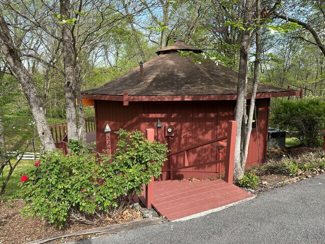 Building Photo - 325 Poplar Hill Ln