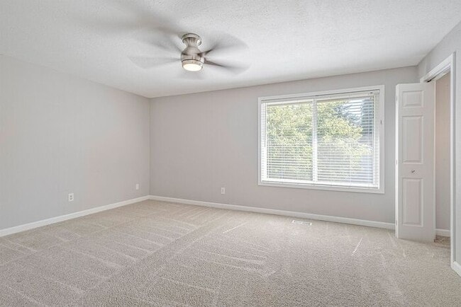 Building Photo - 4 bedroom 3 bath home in Tualatin with sep...