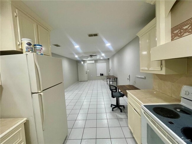 Building Photo - 144 Redwood Rd