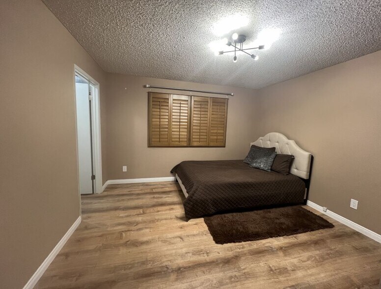 Queen - 7904 Greycrest Ct