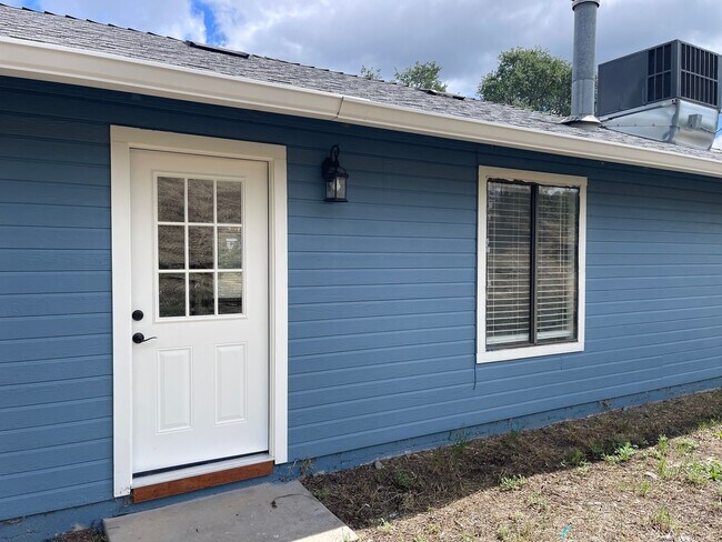 Building Photo - Fresh & Clean 3br with views