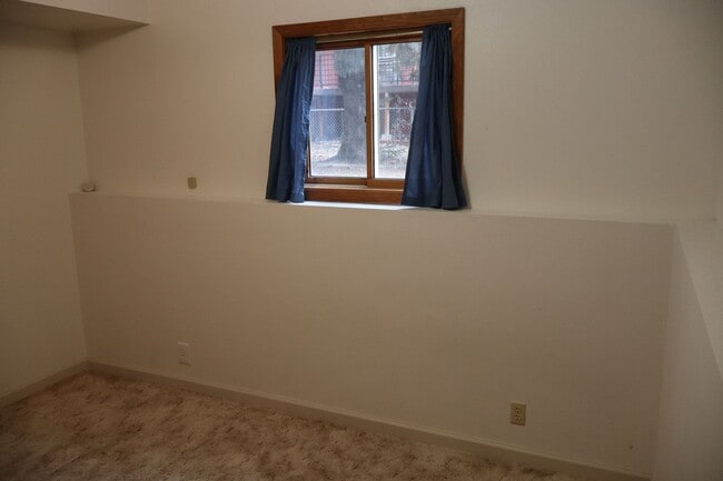 Building Photo - Quiet neighbor Home