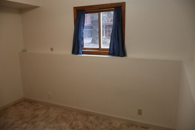Building Photo - Spacious Home with Large pet friendly yard