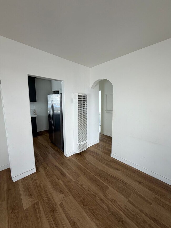 Building Photo - Newly Renovated 1 Bedroom in West Adams