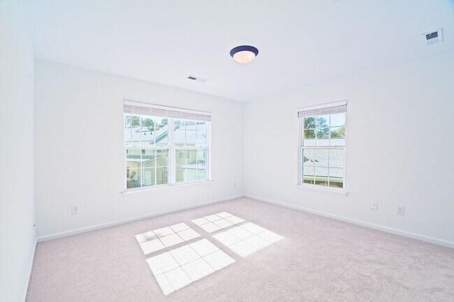 Building Photo - Live the Sumter-style Life in Summerville!