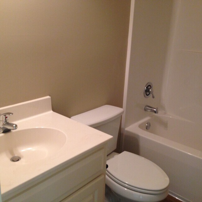 Building Photo - 813 Maple Dr