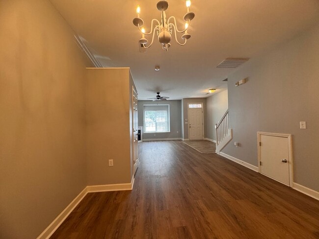 Building Photo - 2BR 2.5BA Townhome with Screened Porch