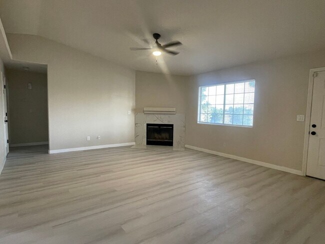 Building Photo - 3+2 READY NOW! $1,495.00