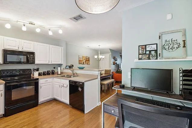 Building Photo - Move-In Ready Townhouse in Prime Location ...
