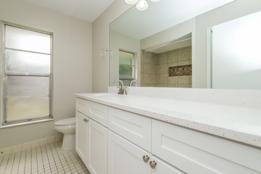 Building Photo - 10142 Bannister St