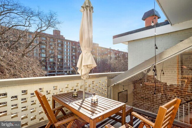 Building Photo - 725 Delaware Ave SW