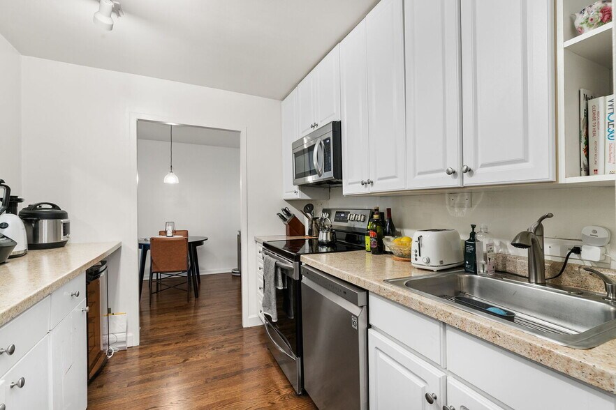 Building Photo - 1400 N State Pky