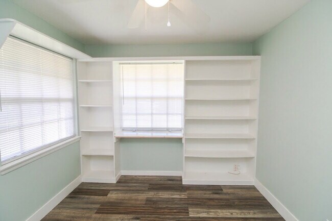 Building Photo - Updated West Pensacola 3BR Home with Luxury Plank Flooring, Modern Kitchen, 1-Car Garage & Large ...
