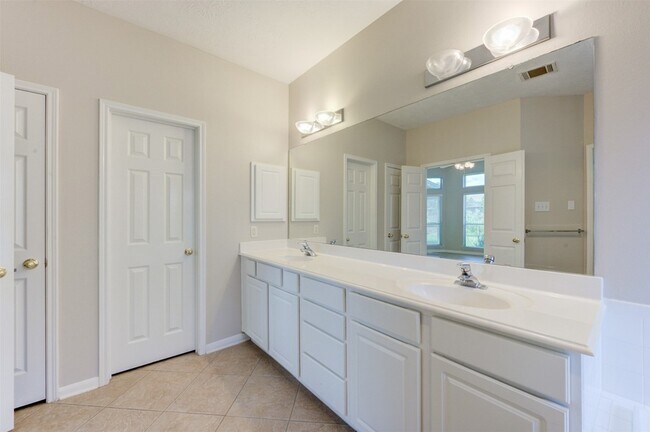 Building Photo - 9026 Robinhoods Well Dr