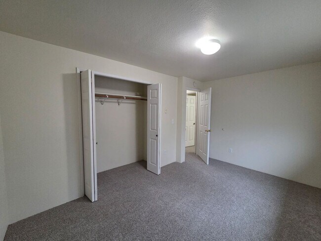 Building Photo - 2 Bed/1 Bath Apartment in NE Bend - Wichita Way