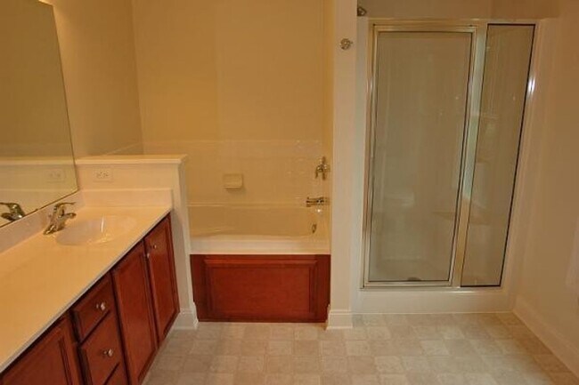 Building Photo - Quality 3 BR Townhome; Convenient to Med C...