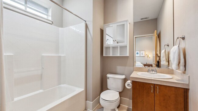 Building Photo - Modernly Elegant Townhome w/ 2 Primary Suites +2.5 bathrooms in Beautiful Peterkort!