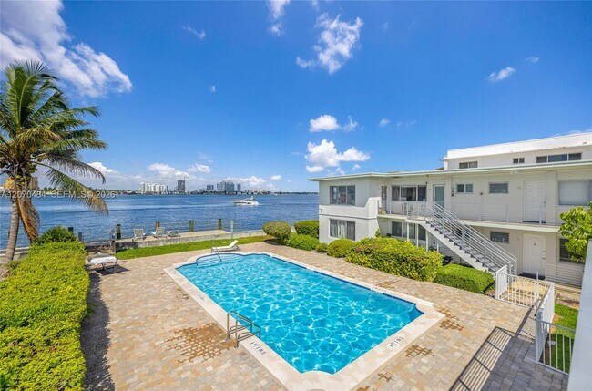 Building Photo - 2250 Bay Dr