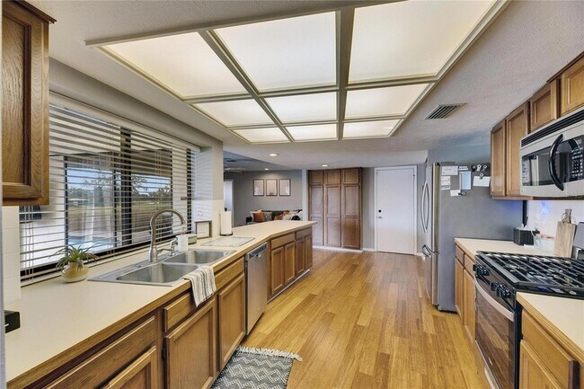 Building Photo - 811 Eagle Ln