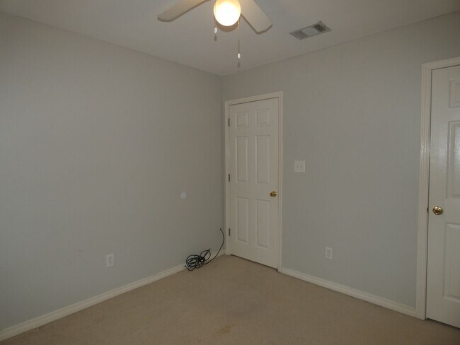 Building Photo - Spacious 3-Bedroom Home