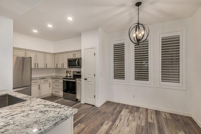 Building Photo - 15221 N Clubgate Dr