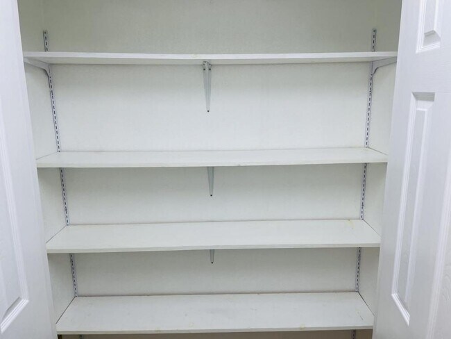 Building Photo - 306 N Davis St