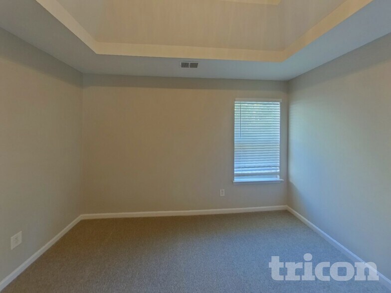 Building Photo - 11051 Southwood Dr