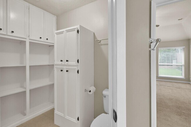 Building Photo - 3030 Hemingway Dr