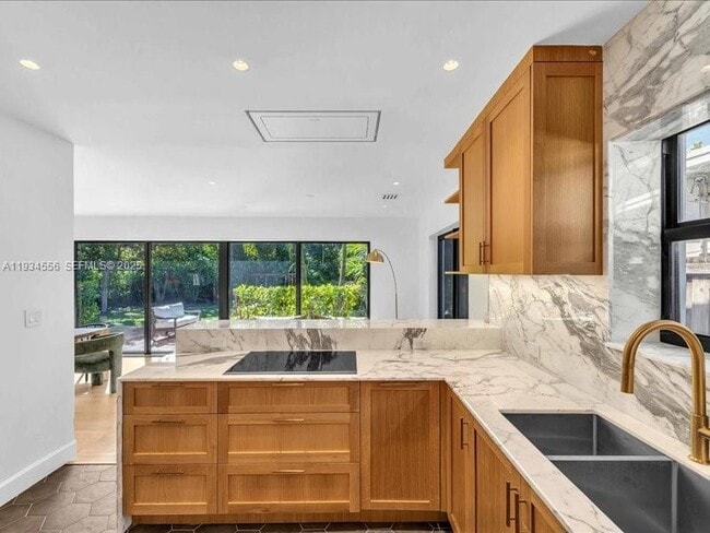 Building Photo - 920 W 47th Ct