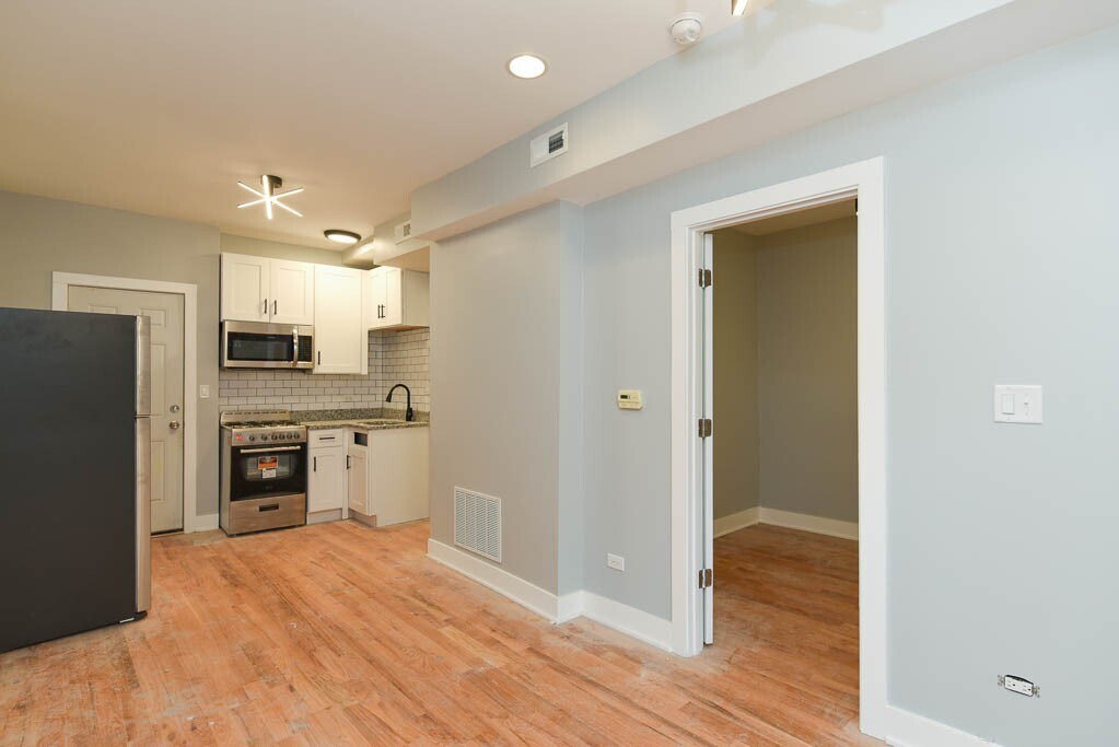 Building Photo - 1624 W Beach Ave