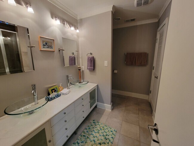 Building Photo - Massive 3 bed 3 bath on Boulevard!