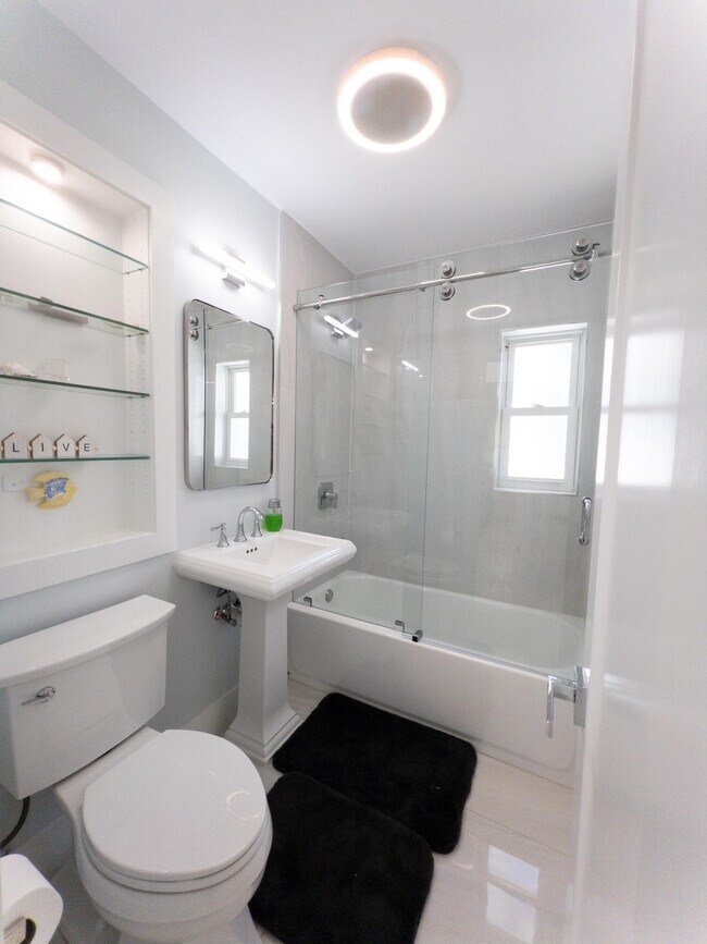 Building Photo - 887 W Perry St