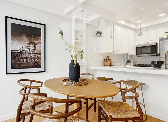 Building Photo - Cool Sunset Beach pad Only 5 min Walk from...