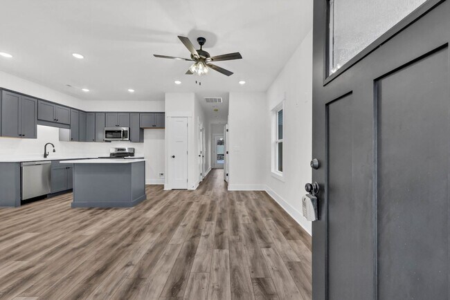 Building Photo - FANTASTIC 3 Bedroom 2 1/2 Bath Condo For Rent Near Downtown!