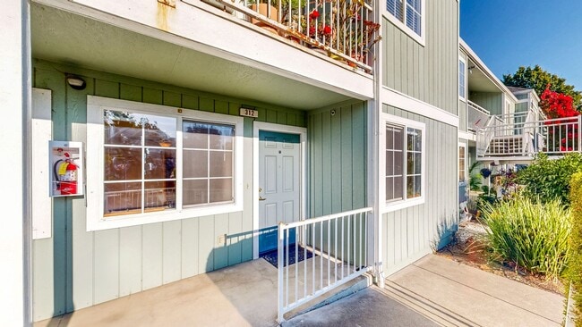 Building Photo - Bright first floor 2 bedroom with washer &...