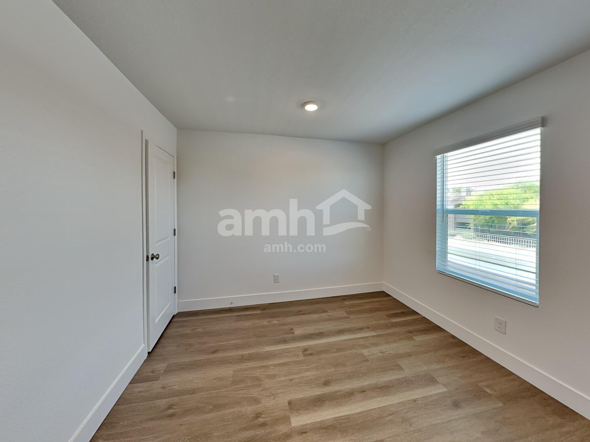 Building Photo - 5880 Vaes Dothrak St