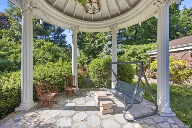Building Photo - 1 Bridle Path Dr