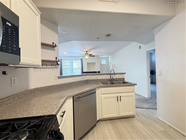 Building Photo - 5855 Valley Dr