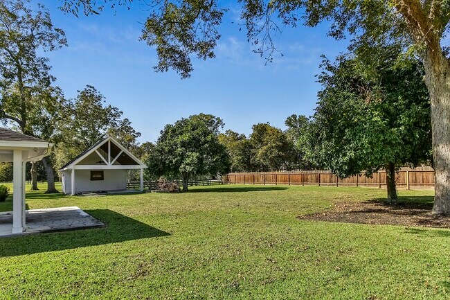 Building Photo - 5511 Greentree Dr