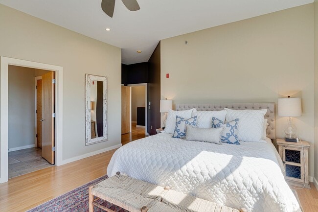 Building Photo - Stunning unfurnished 3BR/2.5BA Condo in Prime Belmont/Vanderbilt Location!