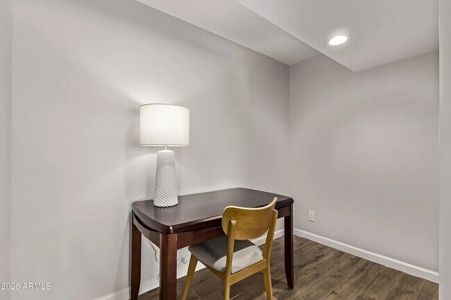 Building Photo - 3710 E Altadena Ave