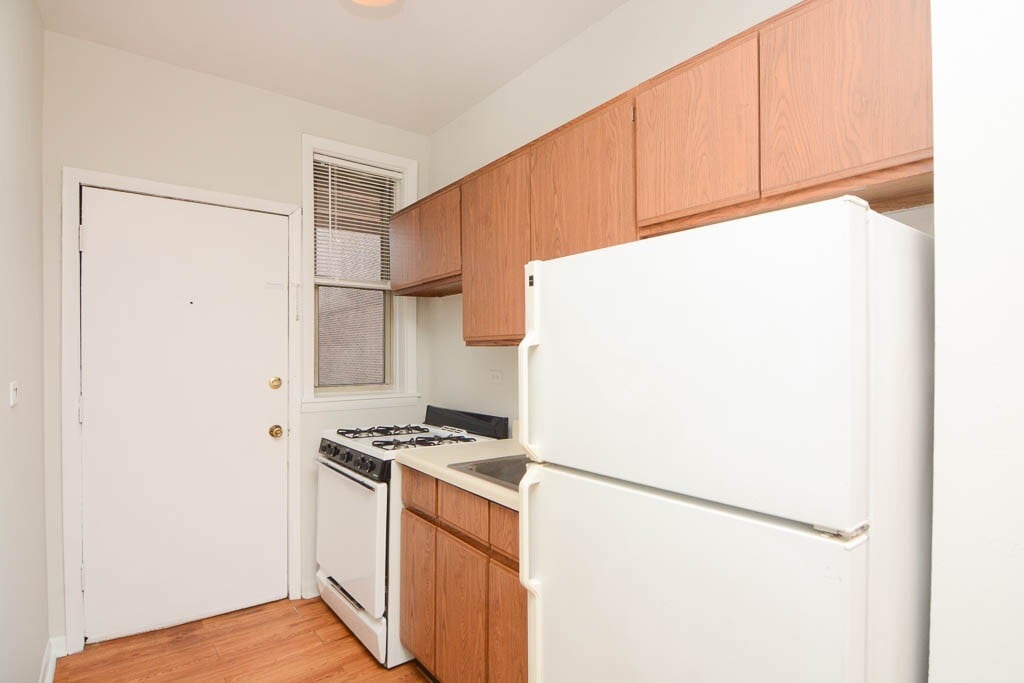 Building Photo - 627.5 W Barry Ave