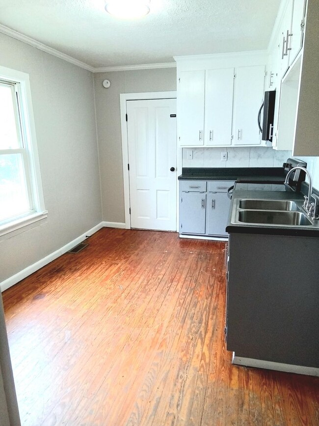 Building Photo - Renovated 2BR, 1 BA Duplex Apartment