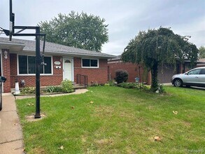 Building Photo - 29543 Eiffel Ave